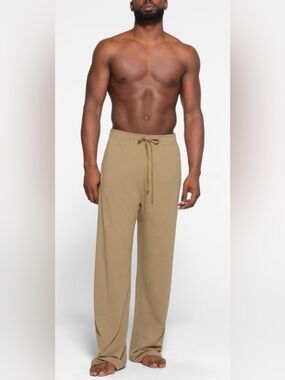 NWT SKIMS JERSEY LOUNGE MENS RELAXED STRAIGHT LEG PANT- XL. KHAKI